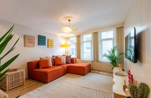 Ortakoy Apartment | Inviting House with Lush Garden in Besiktas, Pet-Friendly Stay