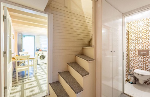 Ortakoy Apartment | Inviting House with Lush Garden in Besiktas, Pet-Friendly Stay