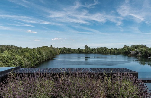 Lechlade Villa | Elegant Lakeside Villa with Spa & Private Cinema Experience