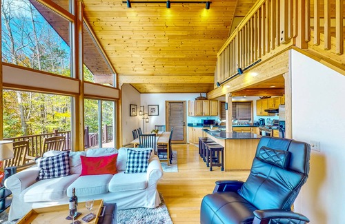 Hinsdale House | Idyllic Lake Ashmere Retreat with Hot Tub & Scenic Views