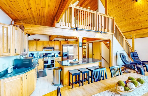 Hinsdale House | Idyllic Lake Ashmere Retreat with Hot Tub & Scenic Views