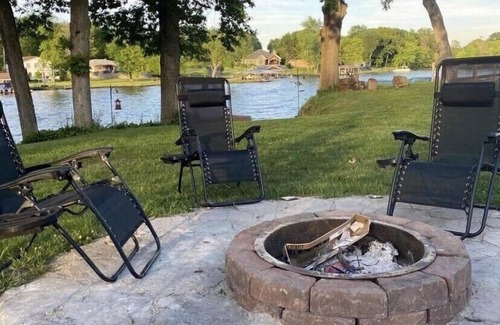 Monticello House | Idyllic Lakefront Cottage: Perfect for Summer Nights