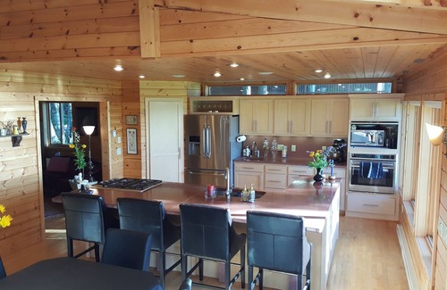 Merrifield House | Tranquil Lake Retreat with Ocean View and Spa Amenities