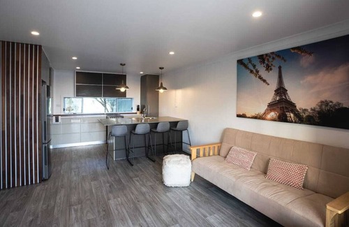 Central Coast House | Picturesque Lake Views from Ground Level on Central Coast