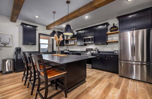 Kimberling City House | Scenic Lakefront Lodge with Free Canoes and Exciting Amenities