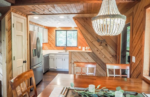 Wright City House | Idyllic Lakefront Retreat - Innsbrook Chalet with Spa Access
