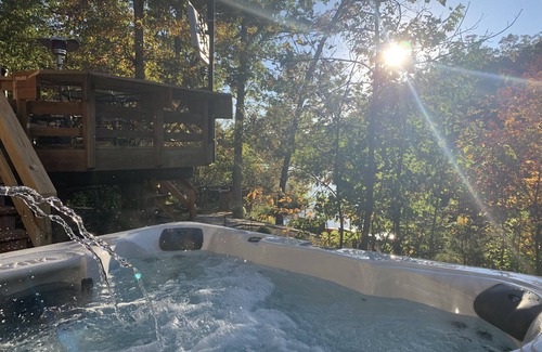 Wright City House | Idyllic Lakefront Retreat - Innsbrook Chalet with Spa Access