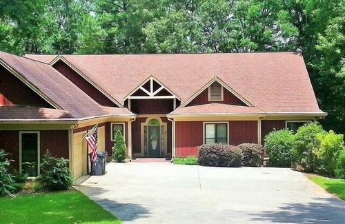 Reynolds Landing House | Idyllic Lakefront Retreat with Kayaks, Spa & Hot Tub