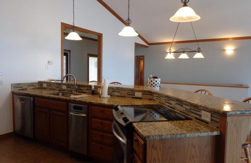 Afton House | Serene Waterfront Retreat: Boating, Fishing & Ocean View