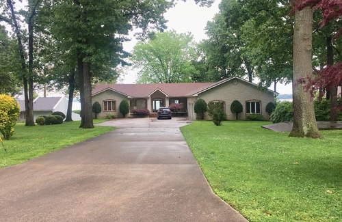 Afton House | Serene Waterfront Retreat: Boating, Fishing & Ocean View