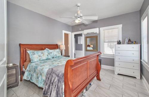 Oakford Park House | Stylish Loft Apartment in Centrally Located Tampa