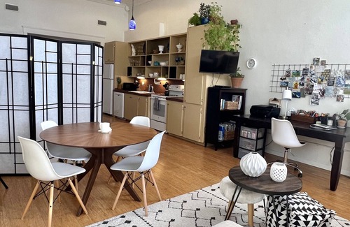 Brownwood Apartment | Historic Loft Steps from HPU with Pool and Ocean Views