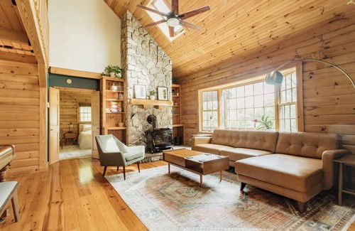 Warwick Cabin | Idyllic Log Cabin Retreat with Private Lake & Pool Access