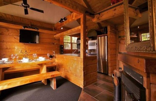 Ohakune Cottage | Enchanting Log Cabin with Outdoor Bath & Scenic Mountain Views