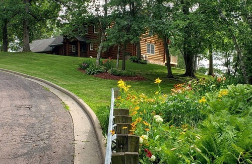 Independence House | Inviting Log Retreat with Year-Round Hot Tub & Amazing Views
