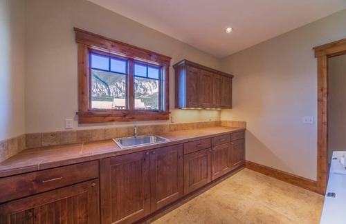 Crested Butte House | Idyllic Lakeside Retreat with Spa & Ocean Views
