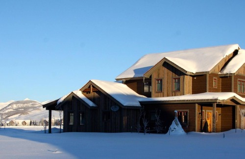 Crested Butte House | Idyllic Lakeside Retreat with Spa & Ocean Views