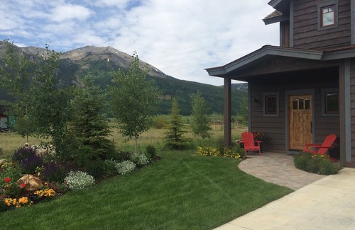 Crested Butte House | Idyllic Lakeside Retreat with Spa & Ocean Views