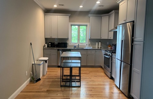 New Brighton House | Elegant Master Room with Kitchen in NYC for Budget Travelers