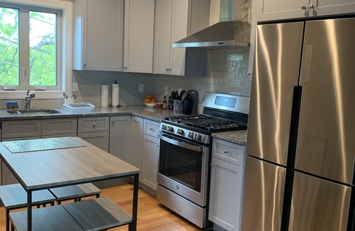 New Brighton House | Elegant Master Room with Kitchen in NYC for Budget Travelers