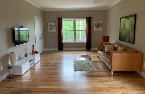 New Brighton House | Elegant Master Room with Kitchen in NYC for Budget Travelers