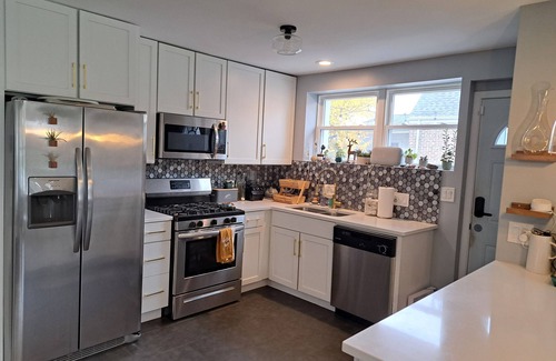 West Ridge House | Perfect Mid Century 3-Bed Retreat with Hot Tub & Pool