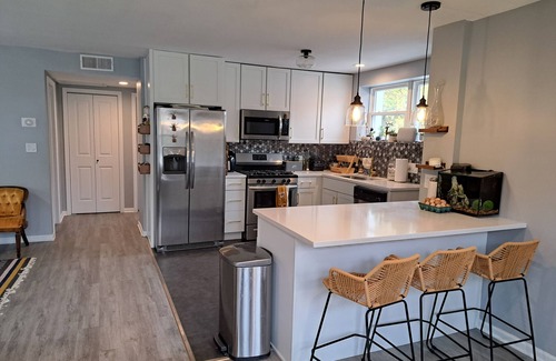 West Ridge House | Perfect Mid Century 3-Bed Retreat with Hot Tub & Pool