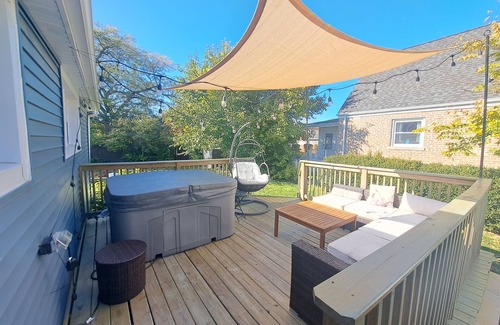 West Ridge House | Perfect Mid Century 3-Bed Retreat with Hot Tub & Pool