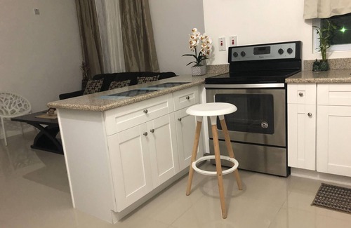 Kingston Apartment | Stylish Modern Apartment in the Heart of Kingston City