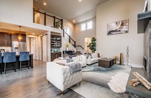 Central Oregon House | Modern Suburban Home Near Autzen Stadium with Kitchen Access
