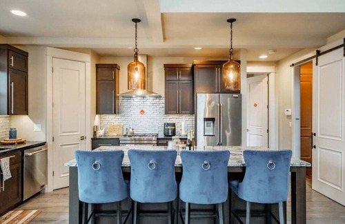 Central Oregon House | Modern Suburban Home Near Autzen Stadium with Kitchen Access