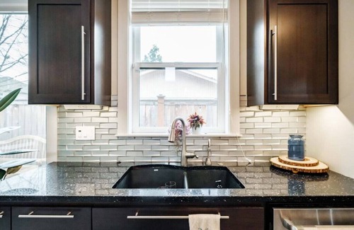 Central Oregon House | Modern Suburban Home Near Autzen Stadium with Kitchen Access