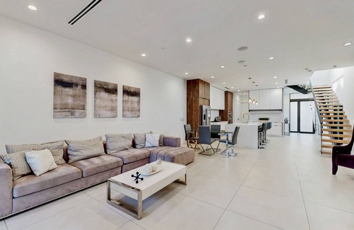 Downtown Fort Lauderdale House | Modern Townhome Steps from Beach with Pool & Pet-Friendly