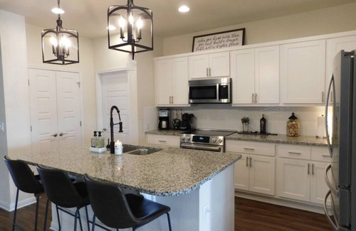 Manor House | Inviting New Home with 6 Beds, Perfect for Crews