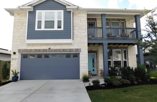 Manor House | Inviting New Home with 6 Beds, Perfect for Crews