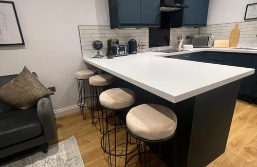 Uplands Apartment | Recently Renovated 2 Double Bed Flat - Rated 9.3/10!