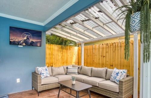 Walsingham House | GORGEOUS OASIS Heated POOL HOME 3 bed 2 bath sleeps 10. 5 Min to IRB