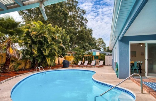 Walsingham House | GORGEOUS OASIS Heated POOL HOME 3 bed 2 bath sleeps 10. 5 Min to IRB