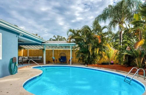 Walsingham House | GORGEOUS OASIS Heated POOL HOME 3 bed 2 bath sleeps 10. 5 Min to IRB