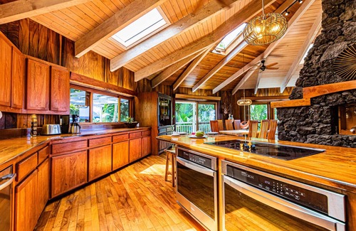 Kapoho House | Oceanfront Retreat with Pool & Billiards - Guest Rated 10/10