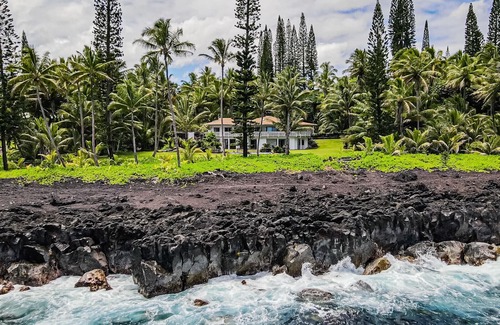 Kapoho House | Oceanfront Retreat with Pool & Billiards - Guest Rated 10/10