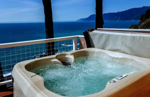 Shelter Cove Apartment | Oceanview Retreat with Hot Tub & Stellar 10/10 Rating