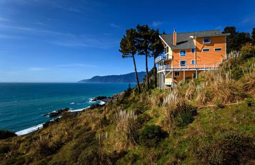 Shelter Cove Apartment | Oceanview Retreat with Hot Tub & Stellar 10/10 Rating