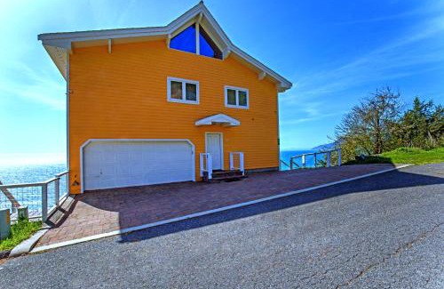 Shelter Cove Apartment | Oceanview Retreat with Hot Tub & Stellar 10/10 Rating