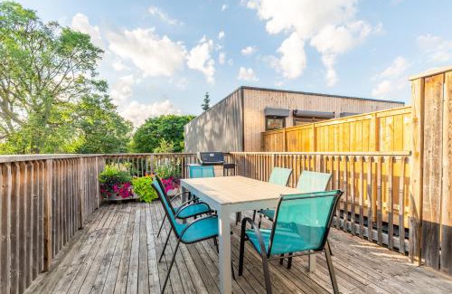 West Queen West Apartment | Elegant Park House with Ocean View & Prime Location