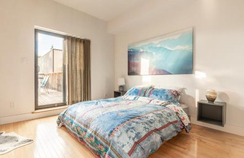 West Queen West Apartment | Elegant Park House with Ocean View & Prime Location