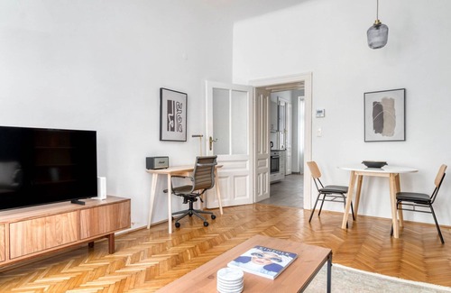 Rudolfsheim-Funfhaus Apartment | Stylish 1BR Penzing Apartment with Elevator & Kitchen