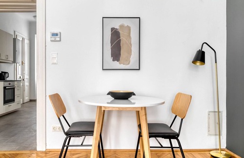 Rudolfsheim-Funfhaus Apartment | Stylish 1BR Penzing Apartment with Elevator & Kitchen