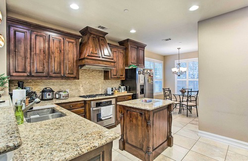 Plano House | Inviting Plano Townhome with Patio, Grill, and Pool Access