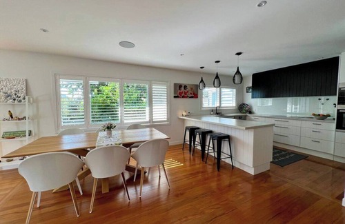 Takapuna House | Relaxing Townhouse by the Sea with Oceanfront Views